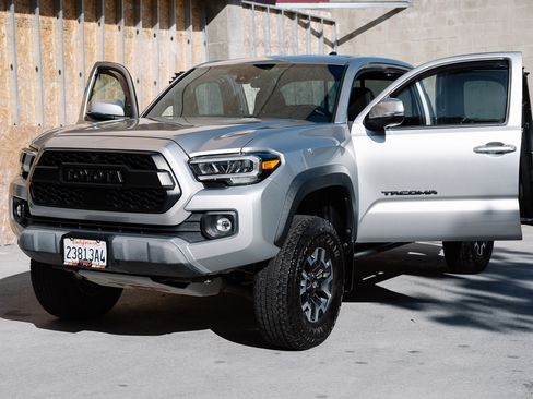 Used 2023 Toyota Tacoma TRD Off-Road w/ Technology Package AWD/4WD image 11
