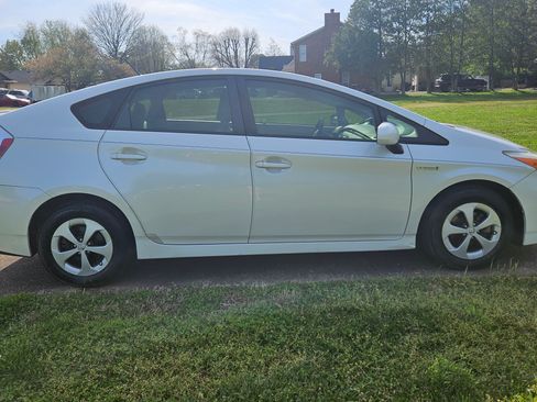 Used 2015 Toyota Prius Three image 2
