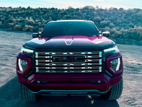 Used 2025 GMC Canyon Denali image 1