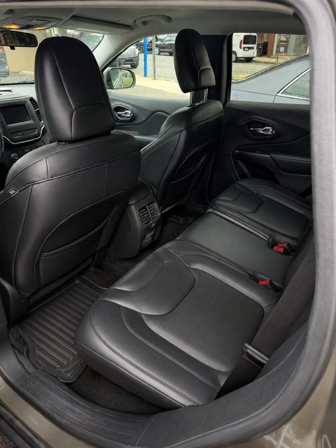 Used 2020 Jeep Cherokee Latitude Plus AWD/4WD image 2