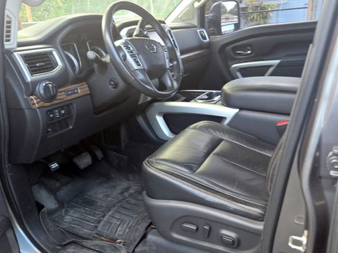 Used 2017 Nissan Titan SL image 4
