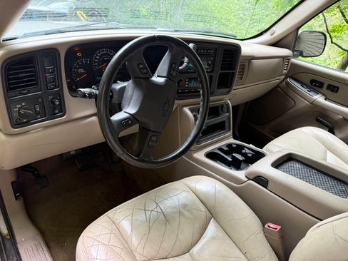 Used 2004 Chevrolet Tahoe LT w/ LT Preferred Equipment Group AWD/4WD image 5