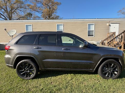 Used 2020 Jeep Grand Cherokee Altitude image 1