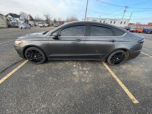 Used 2019 Ford Fusion SE image 2