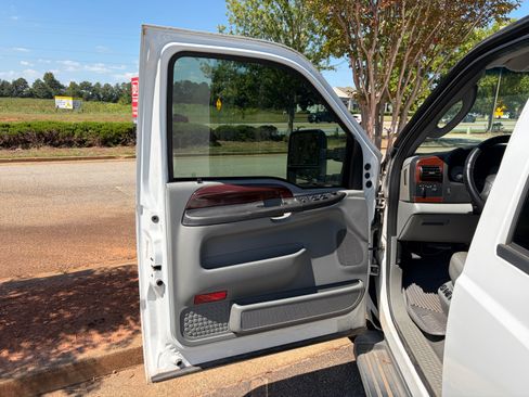 Used 2007 Ford F250 Lariat RWD image 11