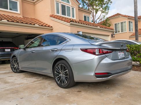 Used 2023 Lexus ES 300h w/ Premium Package image 9
