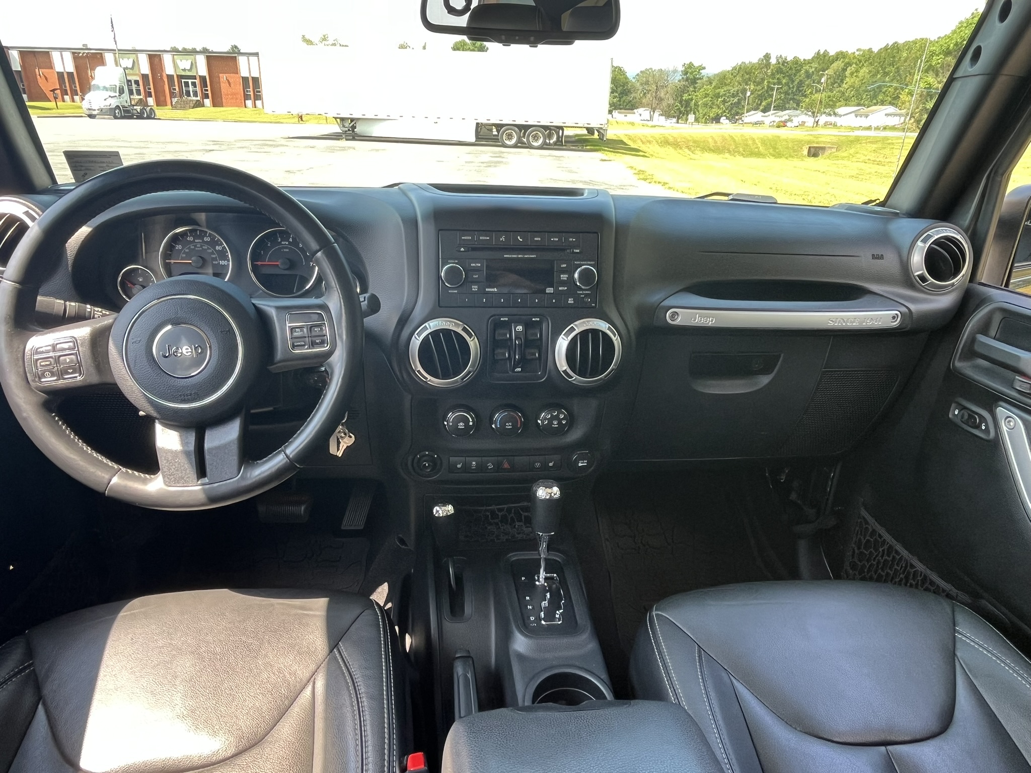 Used 2016 Jeep Wrangler Unlimited Rubicon w/ Connectivity Group AWD/4WD image 9