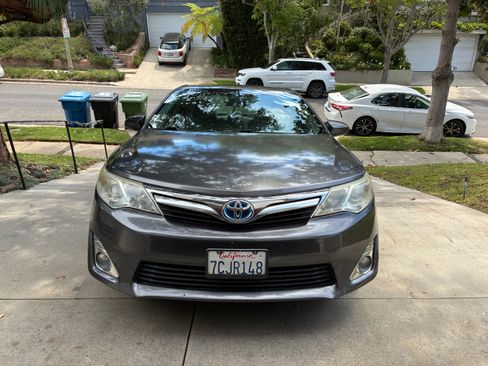 Used 2013 Toyota Camry XLE w/ Leather Pkg FWD image 2