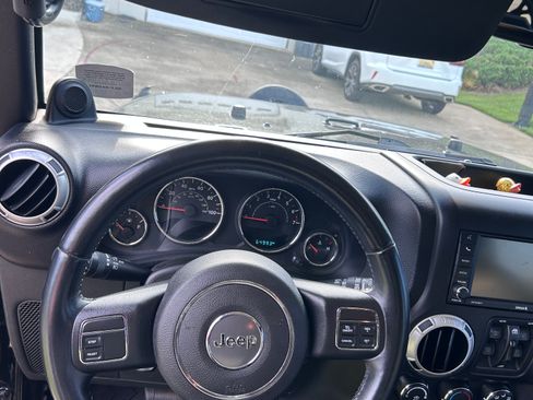 Used 2014 Jeep Wrangler Unlimited Sahara AWD/4WD image 14