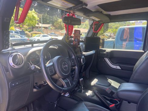 Used 2015 Jeep Wrangler Unlimited Rubicon w/ Connectivity Group image 4