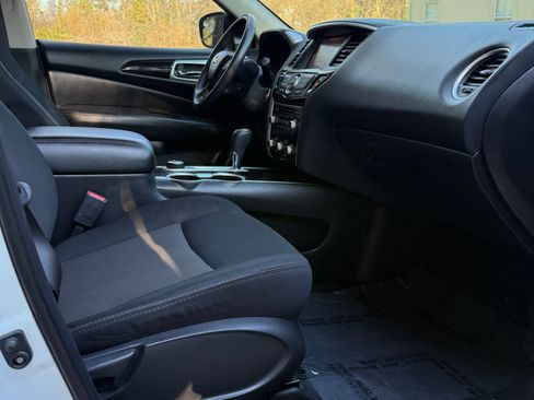 Used 2019 Nissan Pathfinder SV image 11