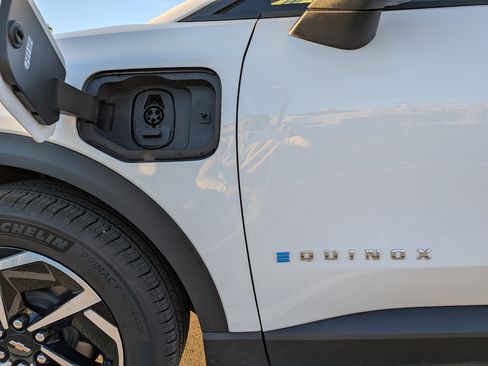 Used 2025 Chevrolet Equinox EV LT image 11