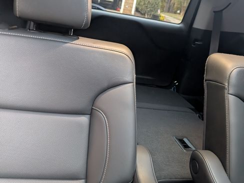 Used 2023 GMC Acadia SLT w/ Elevation Edition image 10