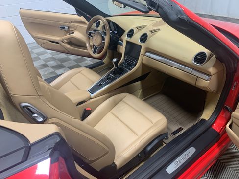 Used 2017 Porsche 718 Boxster RWD image 18