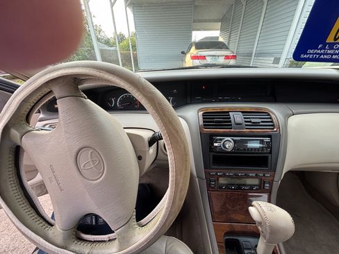 Used 2001 Toyota Avalon XLS image 11