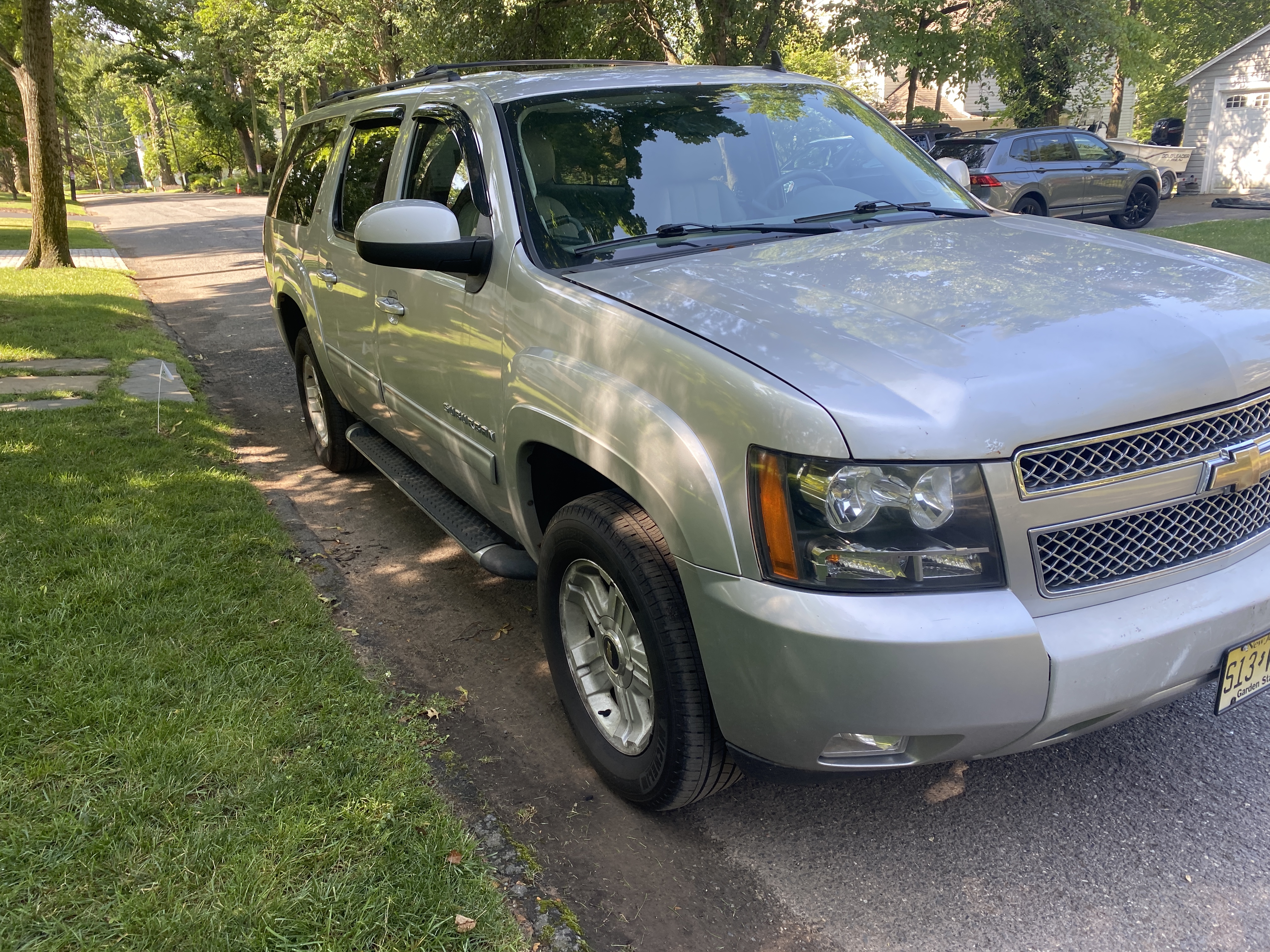 Used 2011 Chevrolet Suburban LT w/ Luxury Package AWD/4WD image 4