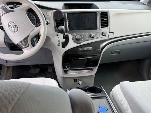 Used 2012 Toyota Sienna LE w/ Towing Pkg AWD/4WD image 6