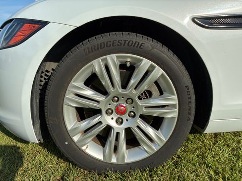 Used 2017 Jaguar XF Premium RWD image 10