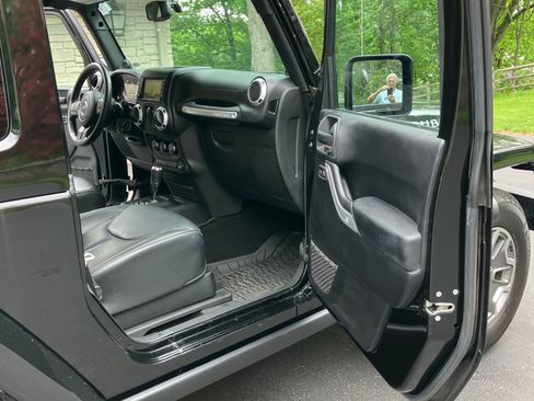 Used 2014 Jeep Wrangler Rubicon w/ Power Convenience Group AWD/4WD image 14