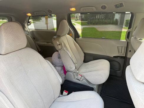 Used 2013 Toyota Sienna LE image 21