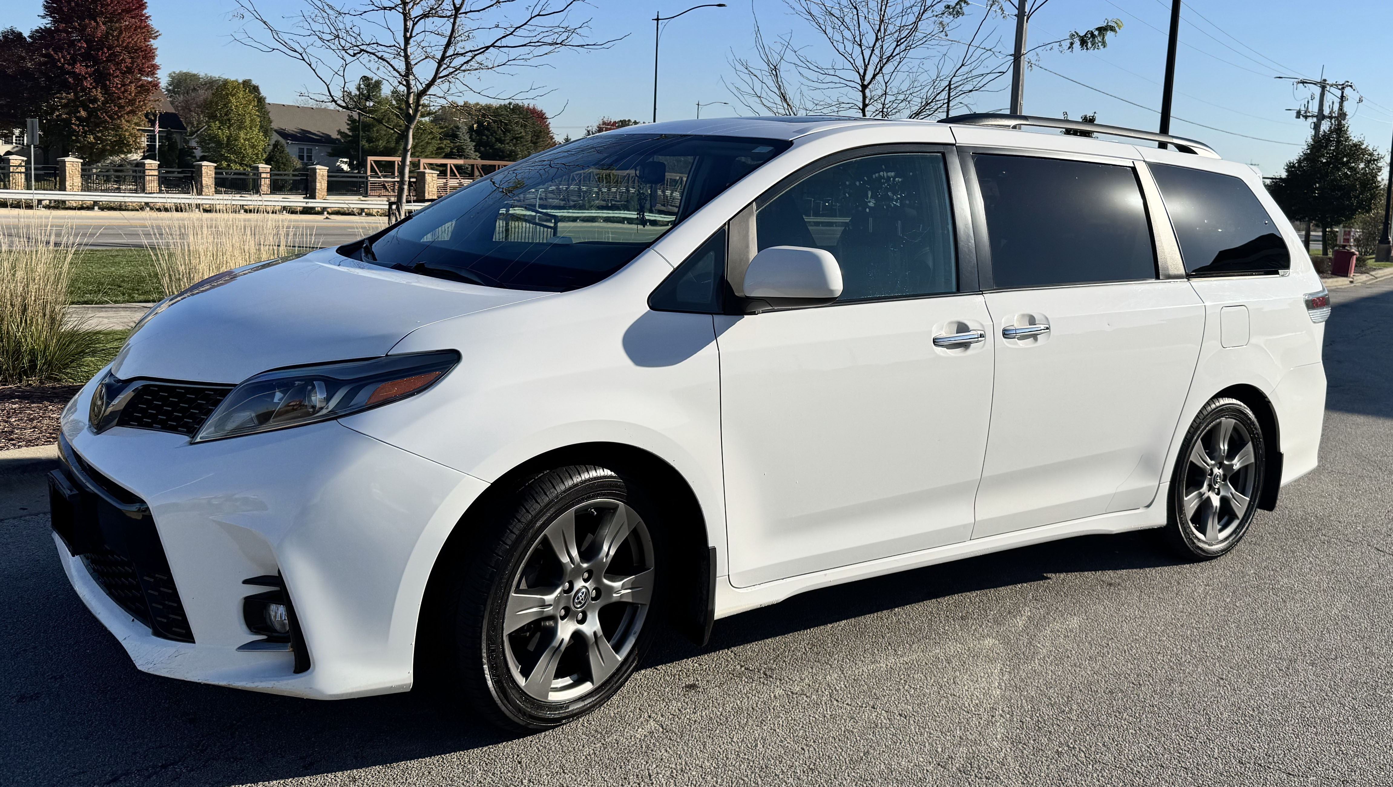 Used 2019 Toyota Sienna SE FWD image 1