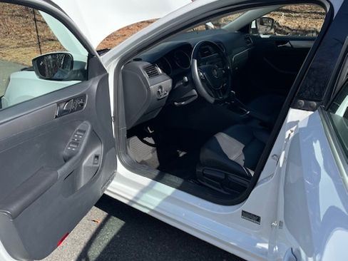 Used 2017 Volkswagen Jetta SE image 9
