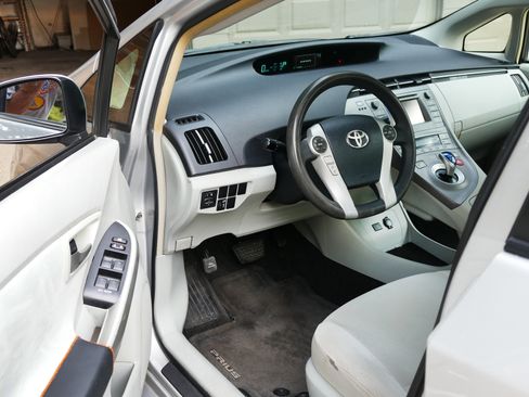 Used 2014 Toyota Prius Four image 9