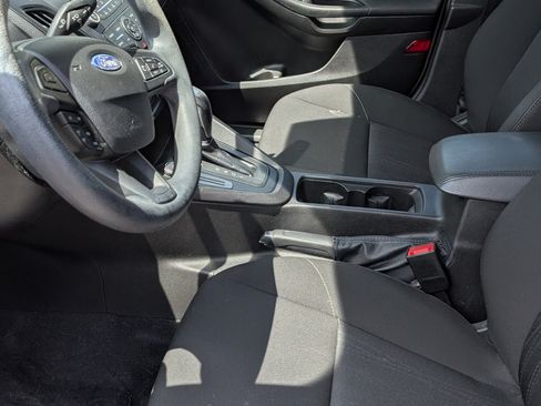 Used 2016 Ford Focus SE w/ Reverse Sensing Package FWD image 6
