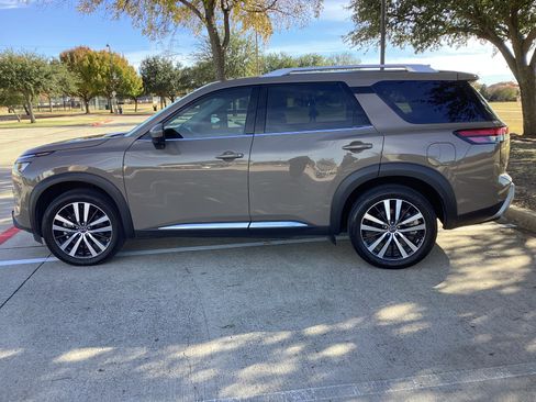 Used 2023 Nissan Pathfinder Platinum w/ Cargo Package image 4