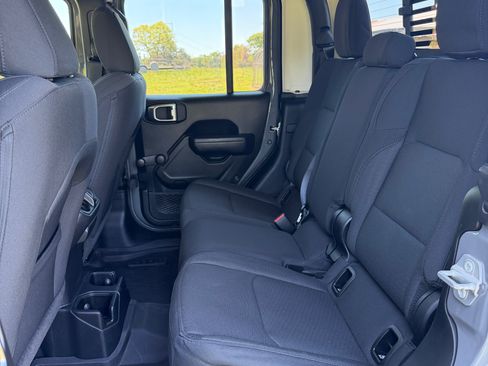 Used 2023 Jeep Gladiator Sport AWD/4WD image 9