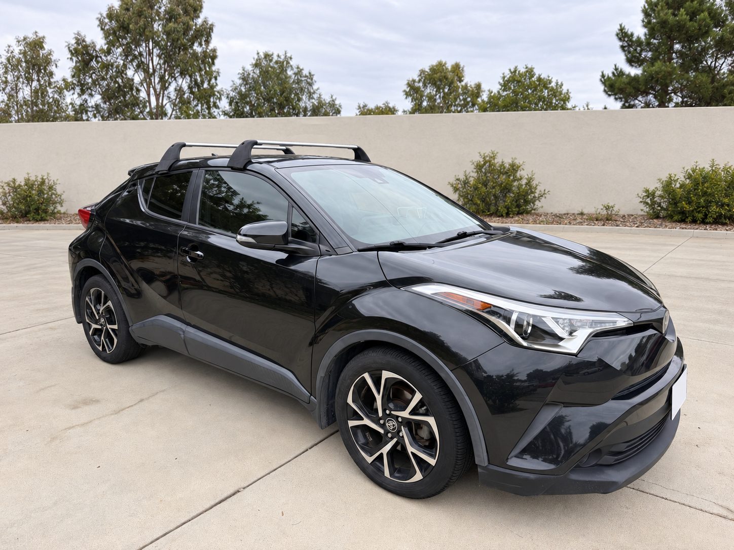 Used 2019 Toyota C-HR XLE FWD image 1