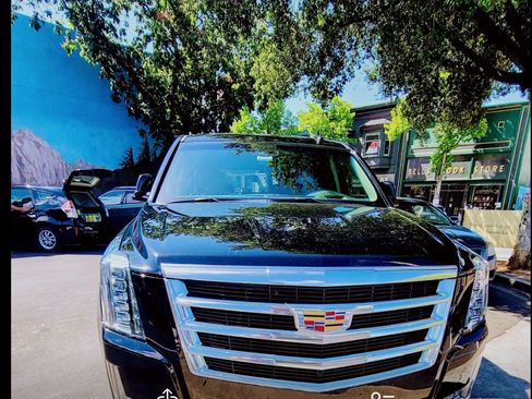 Used 2018 Cadillac Escalade Luxury image 2