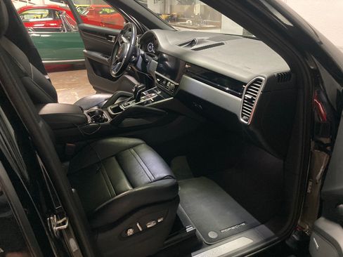Used 2020 Porsche Cayenne image 6