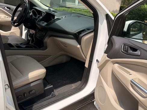 Used 2017 Ford Escape SE w/ SE Leather Comfort Package FWD image 4