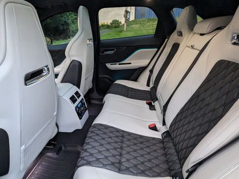 Used 2019 Jaguar F-PACE SVR image 16