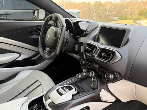 Used 2022 Aston Martin V8 Vantage Coupe image 20