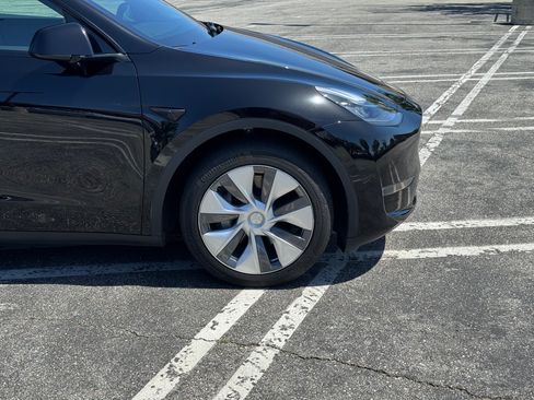 Used 2023 Tesla Model Y Long Range AWD/4WD image 4