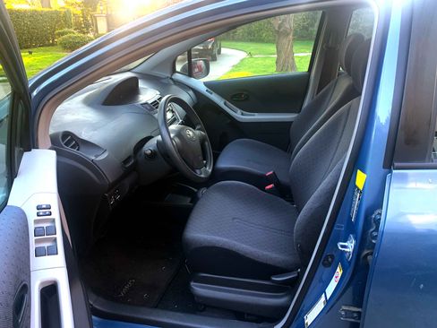 Used 2010 Toyota Yaris Hatchback 4D image 2