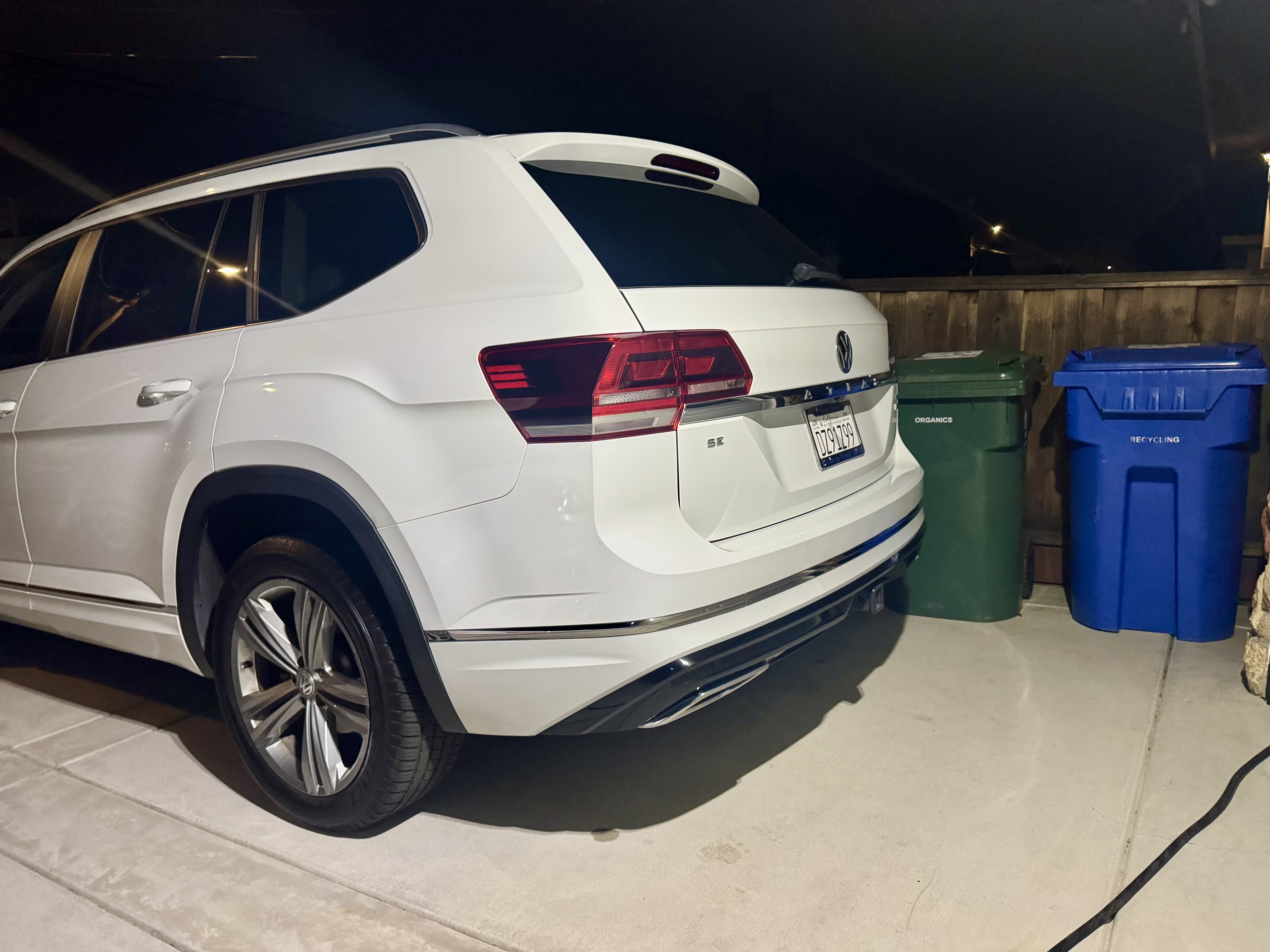 Used 2018 Volkswagen Atlas SE w/ R-Line Package AWD/4WD image 4