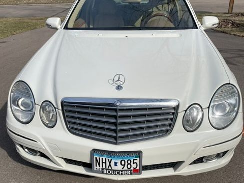 Used 2009 Mercedes-Benz E 350 4MATIC Sedan image 4