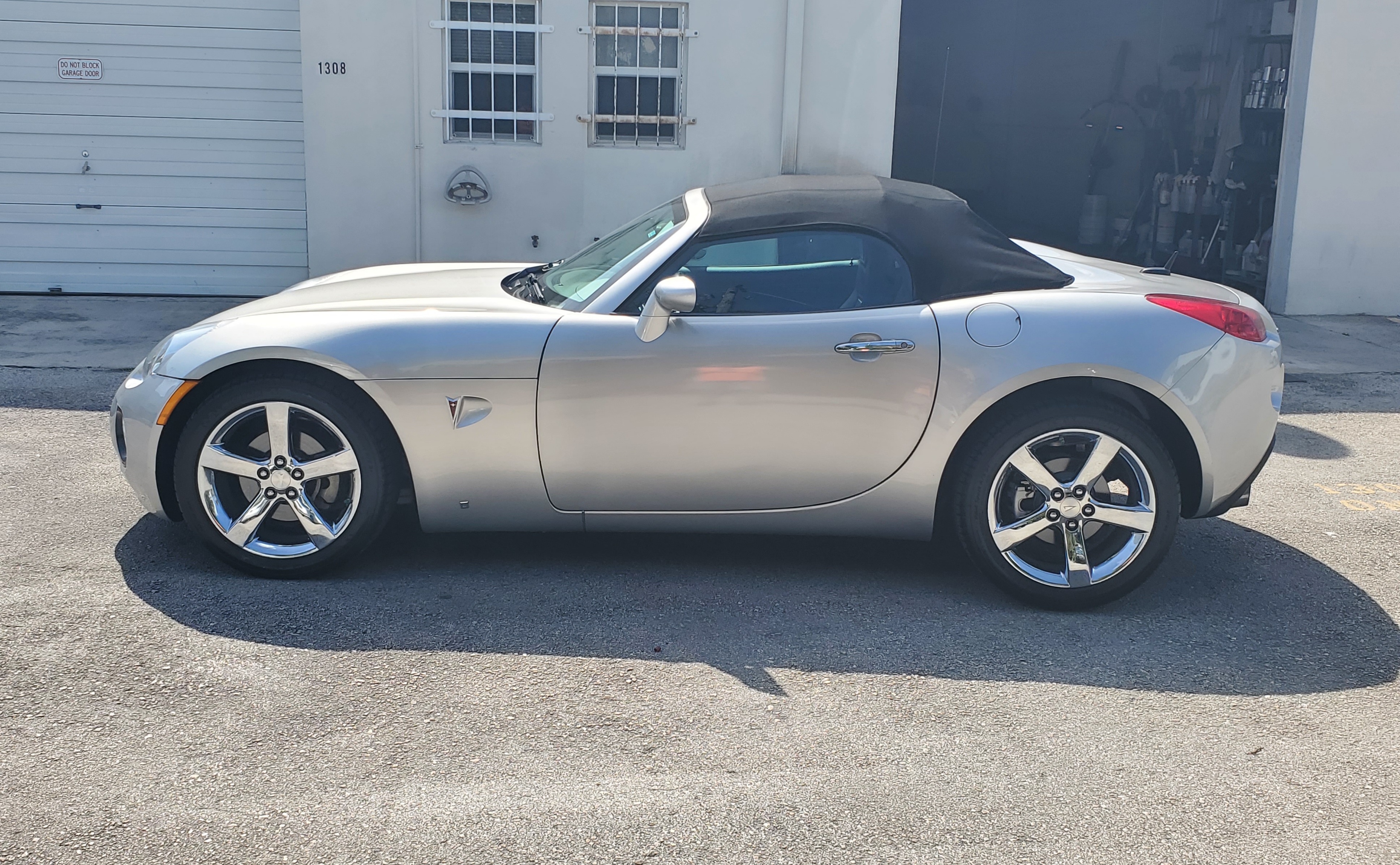 Used 2008 Pontiac Solstice GXP w/ Premium Package RWD image 1