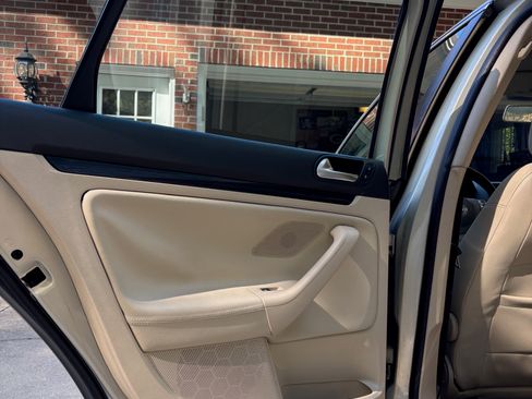 Used 2010 Volkswagen Jetta TDI image 9