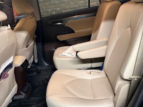Used 2021 Toyota Highlander Limited FWD image 8