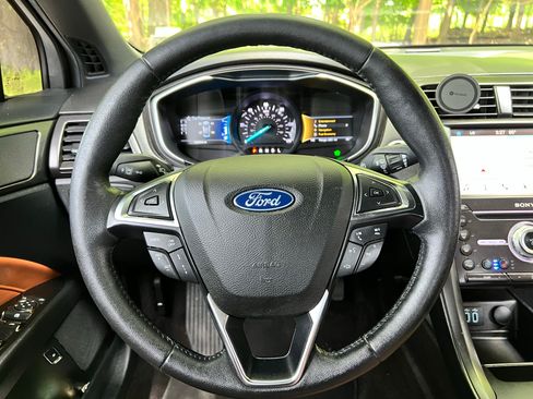 Used 2019 Ford Fusion Titanium FWD image 12