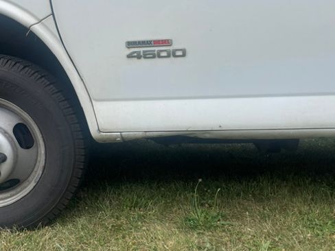Used 2016 GMC Savana 4500 RWD image 4