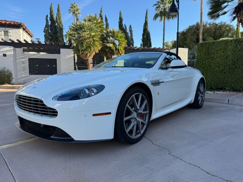 Used 2013 Aston Martin V8 Vantage Roadster image 13