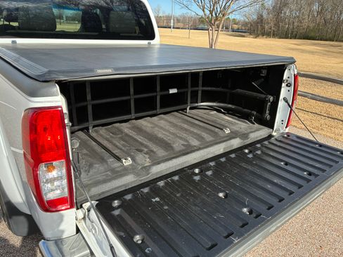 Used 2011 Nissan Frontier SV w/ SV Premium Utility Pkg image 13