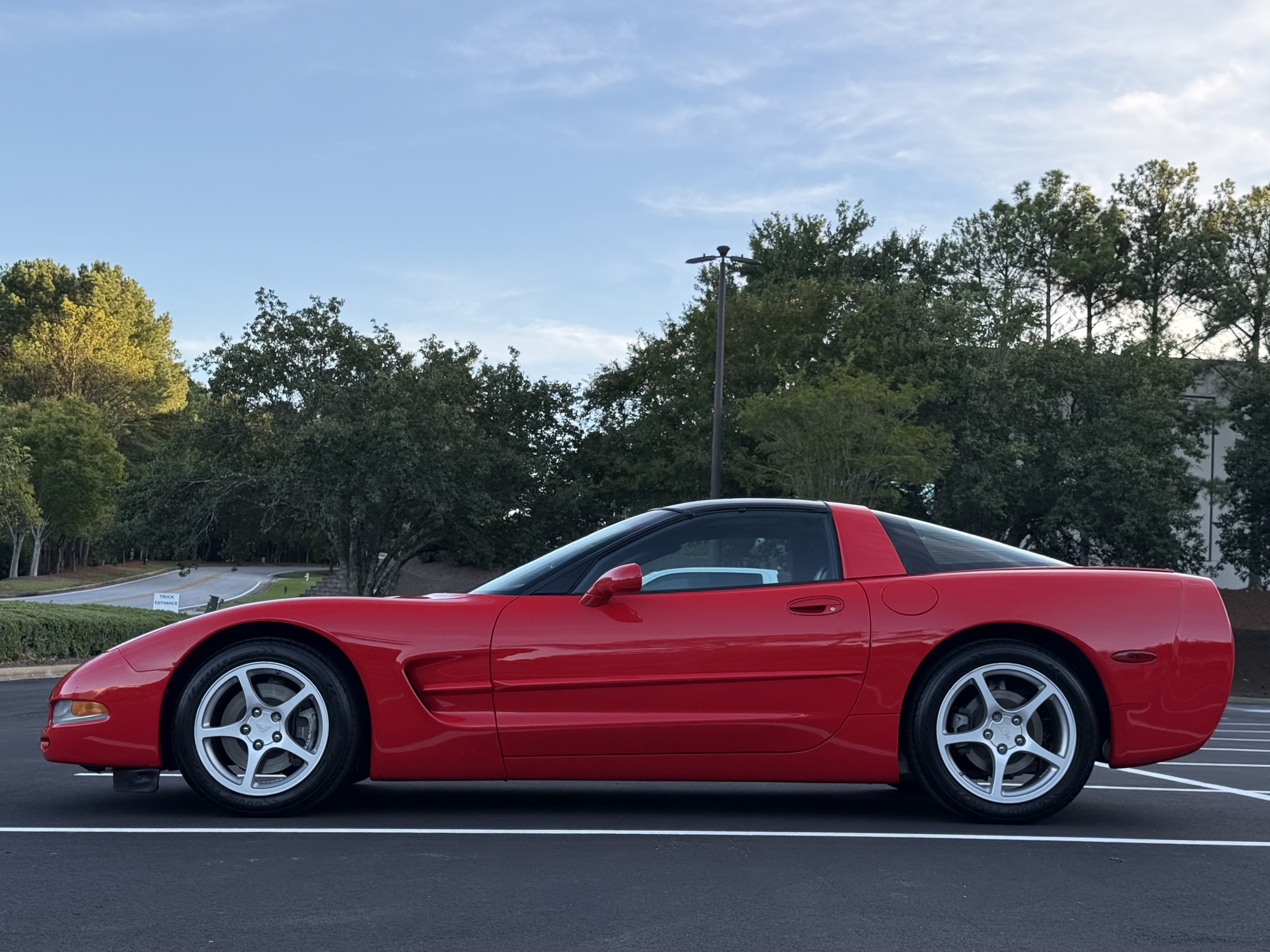 Used 1999 Chevrolet Corvette Coupe w/ Performance Handling Pkg RWD image 10