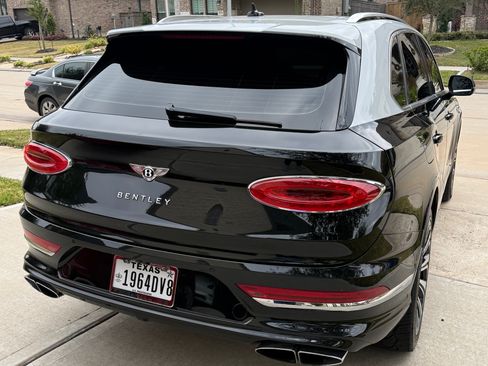 Used 2021 Bentley Bentayga image 11