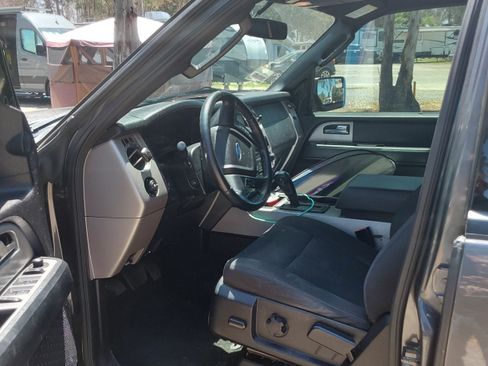 Used 2017 Ford Expedition XLT image 5